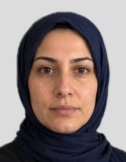 Nachher: biometrisches Passbild 35 × 45 mm mit hellgrauem Hintergrund